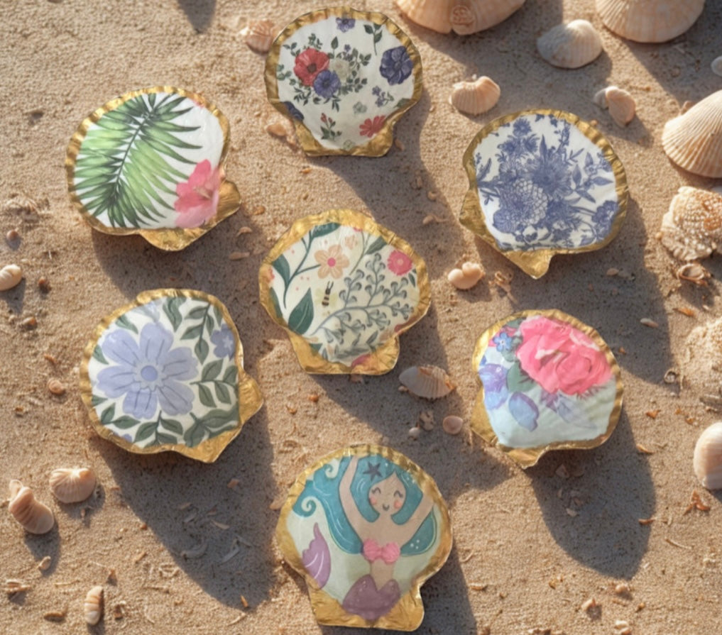 Clam Shell Trinket Dish - Spring Bee