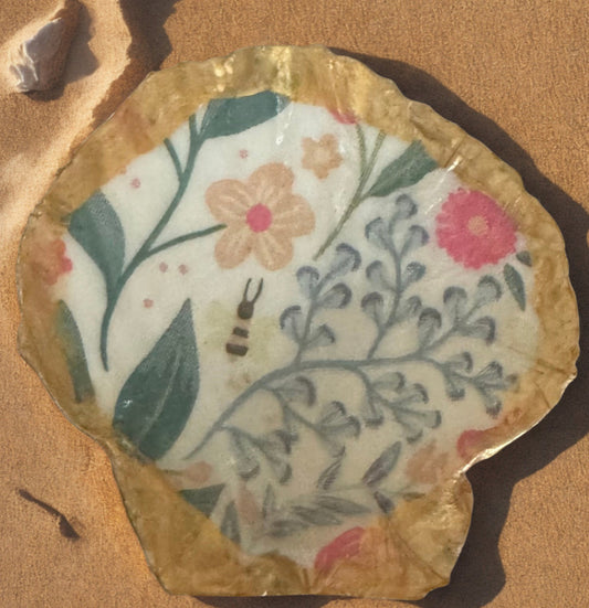 Clam Shell Trinket Dish - Spring Bee